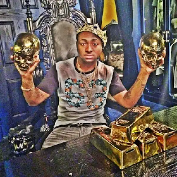CHECK-OUT PHOTO OF DAVIDO ROCKING AGOLDEN CROWN.